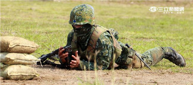 澎防部步兵營步兵必須通過戰鬥射擊，從臥姿射擊後實施行進間的跪姿射擊、立姿射擊、手榴彈投置、上刺刀衝方，總分要在70分才能通過測驗。（記者邱榮吉/澎湖攝影）