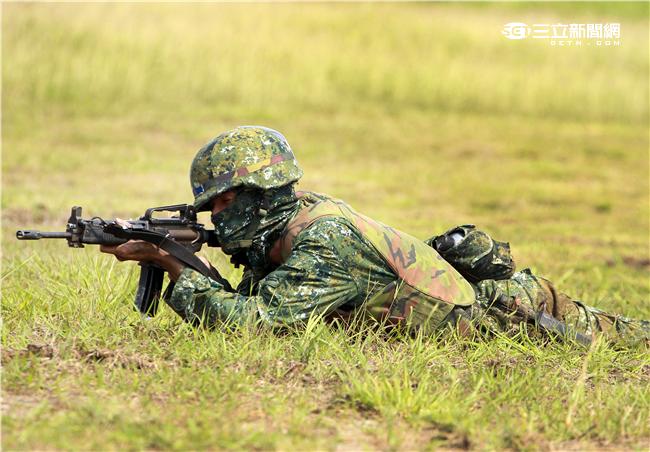 澎防部步兵營步兵必須通過戰鬥射擊，從臥姿射擊後實施行進間的跪姿射擊、立姿射擊、手榴彈投置、上刺刀衝方，總分要在70分才能通過測驗。（記者邱榮吉/澎湖攝影）