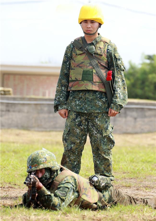澎防部步兵營步兵必須通過戰鬥射擊，從臥姿射擊後實施行進間的跪姿射擊、立姿射擊、手榴彈投置、上刺刀衝方，總分要在70分才能通過測驗。（記者邱榮吉/澎湖攝影）