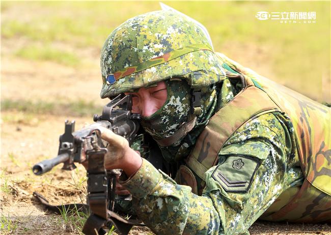 澎防部步兵營步兵必須通過戰鬥射擊，從臥姿射擊後實施行進間的跪姿射擊、立姿射擊、手榴彈投置、上刺刀衝方，總分要在70分才能通過測驗。（記者邱榮吉/澎湖攝影）