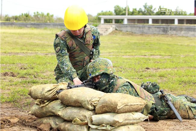 澎防部步兵營步兵必須通過戰鬥射擊，從臥姿射擊後實施行進間的跪姿射擊、立姿射擊、手榴彈投置、上刺刀衝方，總分要在70分才能通過測驗。（記者邱榮吉/澎湖攝影）