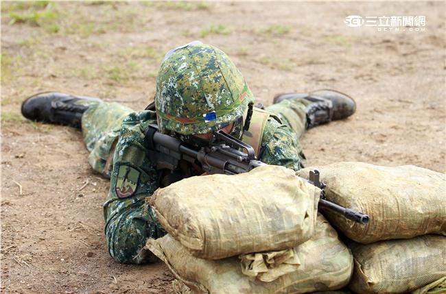 澎防部步兵營步兵必須通過戰鬥射擊，從臥姿射擊後實施行進間的跪姿射擊、立姿射擊、手榴彈投置、上刺刀衝方，總分要在70分才能通過測驗。（記者邱榮吉/澎湖攝影）