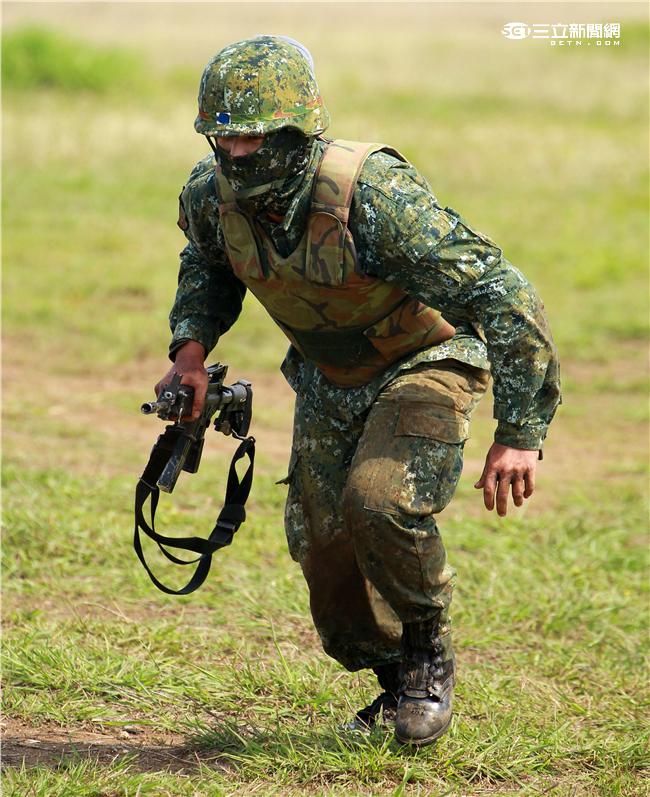 澎防部步兵營步兵必須通過戰鬥射擊，從臥姿射擊後實施行進間的跪姿射擊、立姿射擊、手榴彈投置、上刺刀衝方，總分要在70分才能通過測驗。（記者邱榮吉/澎湖攝影）