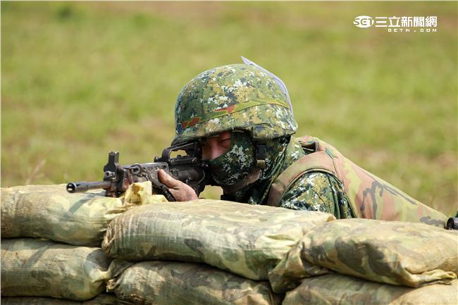澎防部步兵營步兵必須通過戰鬥射擊，從臥姿射擊後實施行進間的跪姿射擊、立姿射擊、手榴彈投置、上刺刀衝方，總分要在70分才能通過測驗。（記者邱榮吉/澎湖攝影）