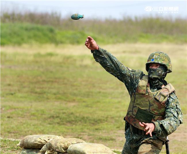 澎防部步兵營步兵必須通過戰鬥射擊，從臥姿射擊後實施行進間的跪姿射擊、立姿射擊、手榴彈投置、上刺刀衝方，總分要在70分才能通過測驗。（記者邱榮吉/澎湖攝影）