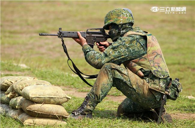 澎防部步兵營步兵必須通過戰鬥射擊，從臥姿射擊後實施行進間的跪姿射擊、立姿射擊、手榴彈投置、上刺刀衝方，總分要在70分才能通過測驗。（記者邱榮吉/澎湖攝影）