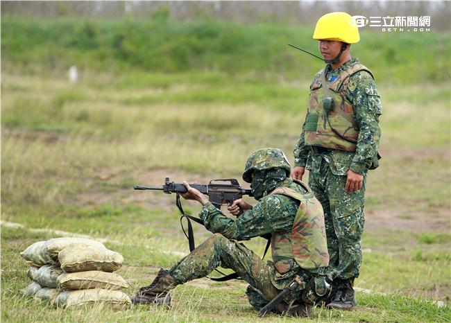 澎防部步兵營步兵必須通過戰鬥射擊，從臥姿射擊後實施行進間的跪姿射擊、立姿射擊、手榴彈投置、上刺刀衝方，總分要在70分才能通過測驗。（記者邱榮吉/澎湖攝影）