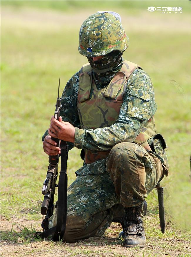 澎防部步兵營步兵必須通過戰鬥射擊，從臥姿射擊後實施行進間的跪姿射擊、立姿射擊、手榴彈投置、上刺刀衝方，總分要在70分才能通過測驗。（記者邱榮吉/澎湖攝影）