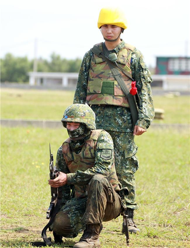 澎防部步兵營步兵必須通過戰鬥射擊，從臥姿射擊後實施行進間的跪姿射擊、立姿射擊、手榴彈投置、上刺刀衝方，總分要在70分才能通過測驗。（記者邱榮吉/澎湖攝影）