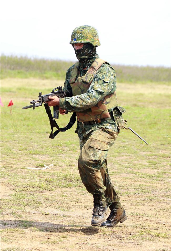 澎防部步兵營步兵必須通過戰鬥射擊，從臥姿射擊後實施行進間的跪姿射擊、立姿射擊、手榴彈投置、上刺刀衝方，總分要在70分才能通過測驗。（記者邱榮吉/澎湖攝影）