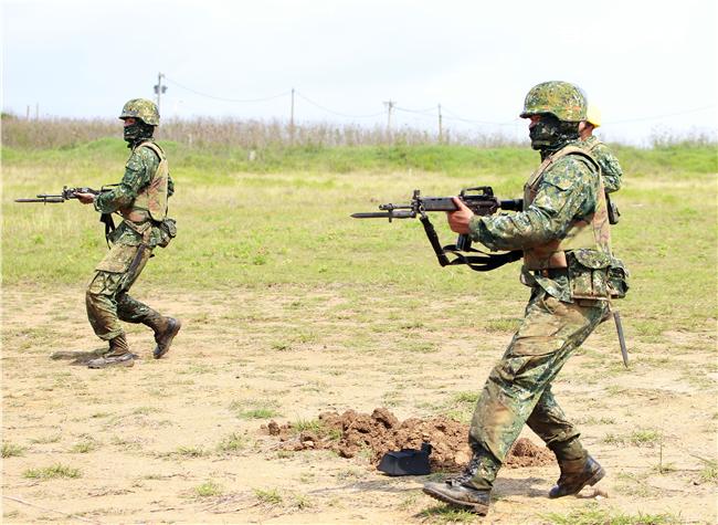 澎防部步兵營步兵必須通過戰鬥射擊，從臥姿射擊後實施行進間的跪姿射擊、立姿射擊、手榴彈投置、上刺刀衝方，總分要在70分才能通過測驗。（記者邱榮吉/澎湖攝影）