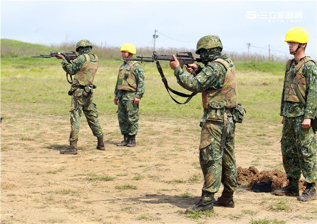 澎防部步兵營步兵必須通過戰鬥射擊，從臥姿射擊後實施行進間的跪姿射擊、立姿射擊、手榴彈投置、上刺刀衝方，總分要在70分才能通過測驗。（記者邱榮吉/澎湖攝影）