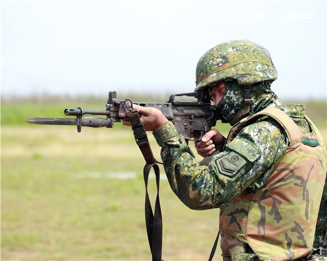 澎防部步兵營步兵必須通過戰鬥射擊，從臥姿射擊後實施行進間的跪姿射擊、立姿射擊、手榴彈投置、上刺刀衝方，總分要在70分才能通過測驗。（記者邱榮吉/澎湖攝影）
