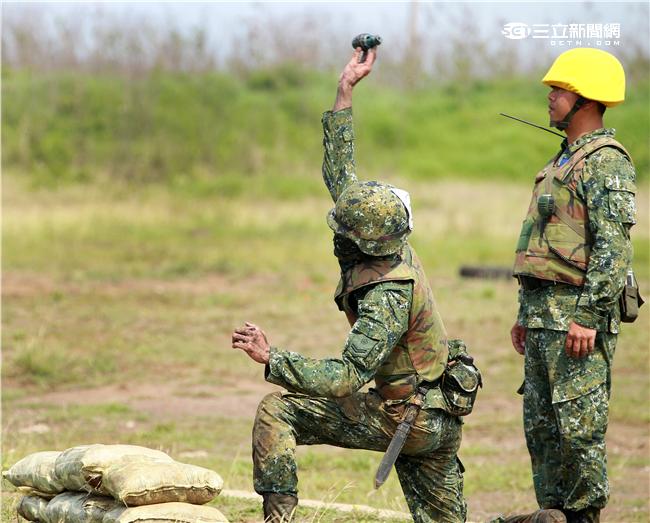澎防部步兵營步兵必須通過戰鬥射擊，從臥姿射擊後實施行進間的跪姿射擊、立姿射擊、手榴彈投置、上刺刀衝方，總分要在70分才能通過測驗。（記者邱榮吉/澎湖攝影）