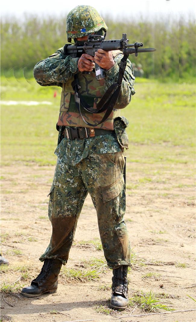 澎防部步兵營步兵必須通過戰鬥射擊，從臥姿射擊後實施行進間的跪姿射擊、立姿射擊、手榴彈投置、上刺刀衝方，總分要在70分才能通過測驗。（記者邱榮吉/澎湖攝影）
