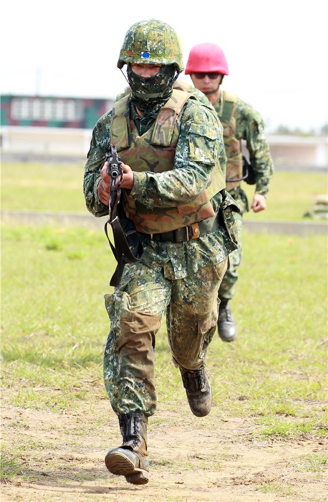 澎防部步兵營步兵必須通過戰鬥射擊，從臥姿射擊後實施行進間的跪姿射擊、立姿射擊、手榴彈投置、上刺刀衝方，總分要在70分才能通過測驗。（記者邱榮吉/澎湖攝影）