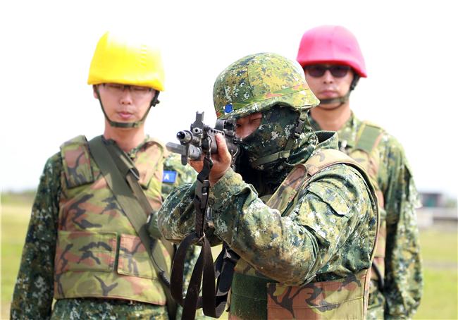 澎防部步兵營步兵必須通過戰鬥射擊，從臥姿射擊後實施行進間的跪姿射擊、立姿射擊、手榴彈投置、上刺刀衝方，總分要在70分才能通過測驗。（記者邱榮吉/澎湖攝影）