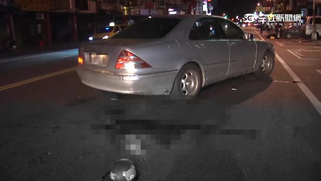 疑為閃避計程車　騎士自摔滑進轎車底