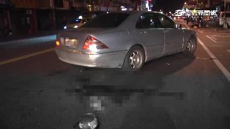 疑為閃避計程車　騎士自摔滑進轎車底