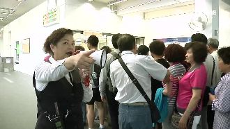 最霸氣站務員！大聲公吆喝旅客整隊