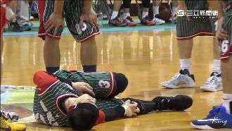 蕭敬騰打籃球遭撞飛　右手、右膝皆傷