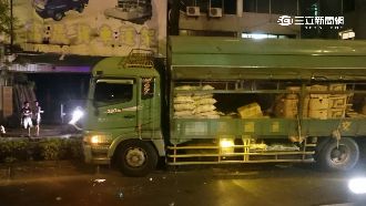 提神飲料釀禍！貨車衝安全島險壓騎士