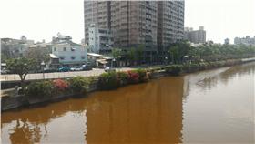 愛河變色 （圖／翻攝自陳信瑜 粉絲團臉書）