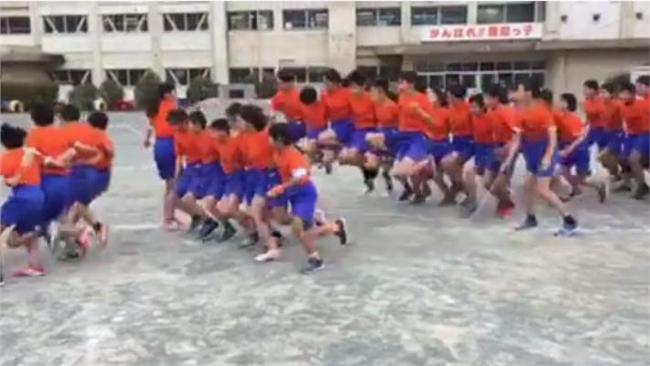 嚇傻寶寶！日本小學生「神」默契跳繩