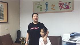 胡小禎到哈拿之家探訪棄養兒。（圖／翻攝自小禎胡臉書）