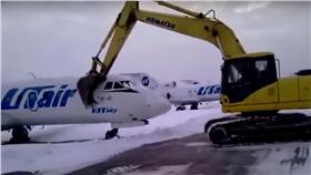 報復,怪手,小客機/youtube：Mix N3WS