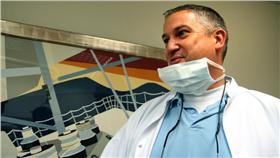 牙醫范尼祿普(Jacobus van Nierop)（圖／翻攝自Twitter）