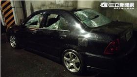 十年鄰居互砸門及車後引發大混戰（翻攝畫面）