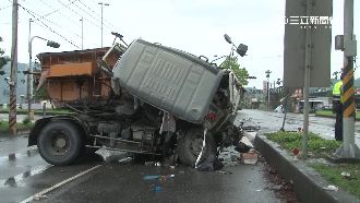 天雨路滑剎不住？　砂石車連撞3車