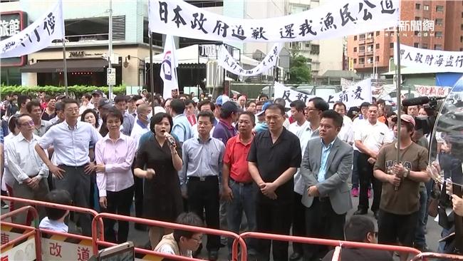 日代表單手接抗議書　漁民怒砸雞蛋