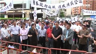 日代表單手接抗議書　漁民怒砸雞蛋