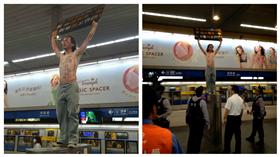 捷運舉牌男▲圖／新聞台16:9