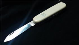 刀子（圖／攝影者Rick Chung, Flickr CC License）
https://www.flickr.com/photos/rickchungattw/8187512959/in/photolist-dtv9mx-exPKnU-8Pc8c8-eWS5m5-8DRXB4-8oiFcJ-7jxLtj-ehUrcL-eatudt-eRuUtD-8Ww942-ecmZ6E-8dsN8K-ejLsg5-eEC48D-7nP26T-7hRzAG-78RPGy-eq1cc7-8w4HvD-7cBbZf-754BxT-7gcd43-7prYAp-hNsGvr-6Bs8Rc-hNzuwx-dprMi4-dprWFS-dprMon-76ZDHN-7et5yG-7mexvS-agKHAm-4XCFcn-agKJjG-agKHEN-agKJtA-agGWjk-D2fvzo-agGUWF-5D12SD-agGVfg-agGVXD-agGVMv-agKHys-agGVQi-agGUzp-9yV3pF-dprXx9