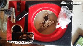王嫌將槍枝藏於音箱內躲避查緝（翻攝畫面）