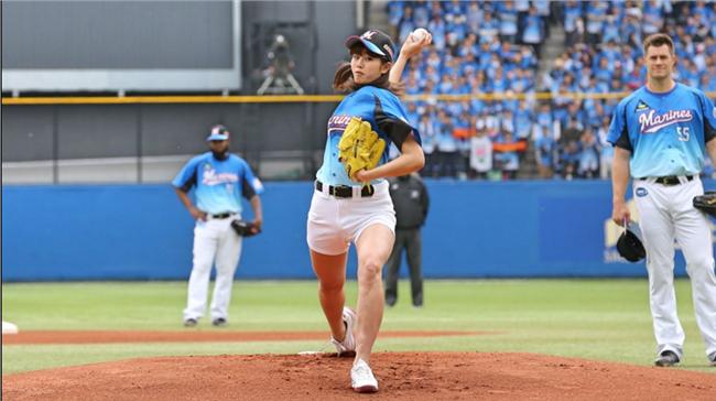 「女神級」稻村亞美　將為兄弟開球