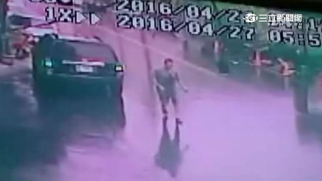 狠！撞死老婦拖至路旁　男裝路人肇逃