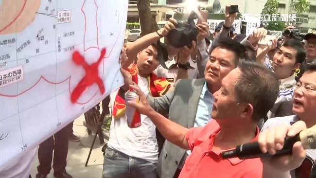 日官單手接陳情書　傲慢行為激怒漁民