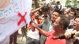 日官單手接陳情書　傲慢行為激怒漁民