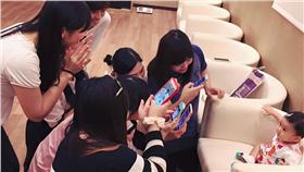 賈靜雯,修杰楷,愛女,咘咘(FB https://www.facebook.com/AlyssaClub/photos/pcb.1078737038856722/1078733568857069/?type=3&theater)