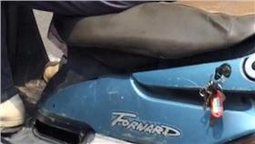 阿伯機車鑰匙插車廂鎖孔 （圖／翻攝自爆廢公社）