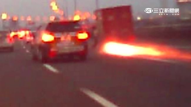 貨車忽彈「火輪胎」　砸車玻璃傷駕駛