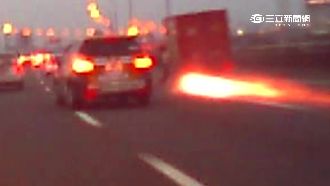 貨車忽彈「火輪胎」　砸車玻璃傷駕駛