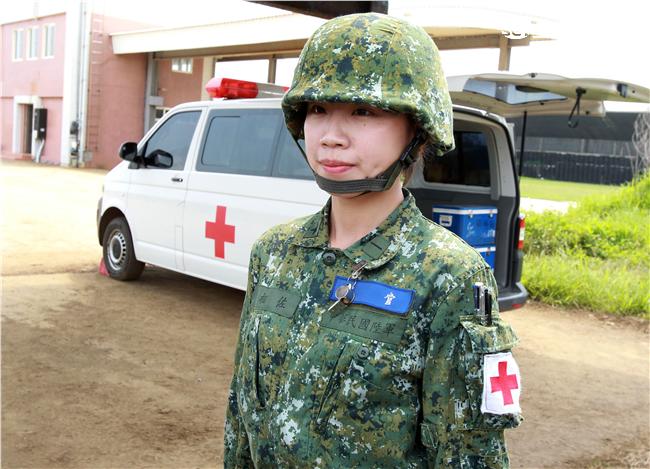 陸軍澎防部本部連醫務所少尉醫官陳相佐，受到軍人父親薰陶鼓勵投身軍旅，平時除照顧官兵健康，更是弟兄姊妹們醫療保健的諮詢好醫官。（記者邱榮吉/澎湖攝影）