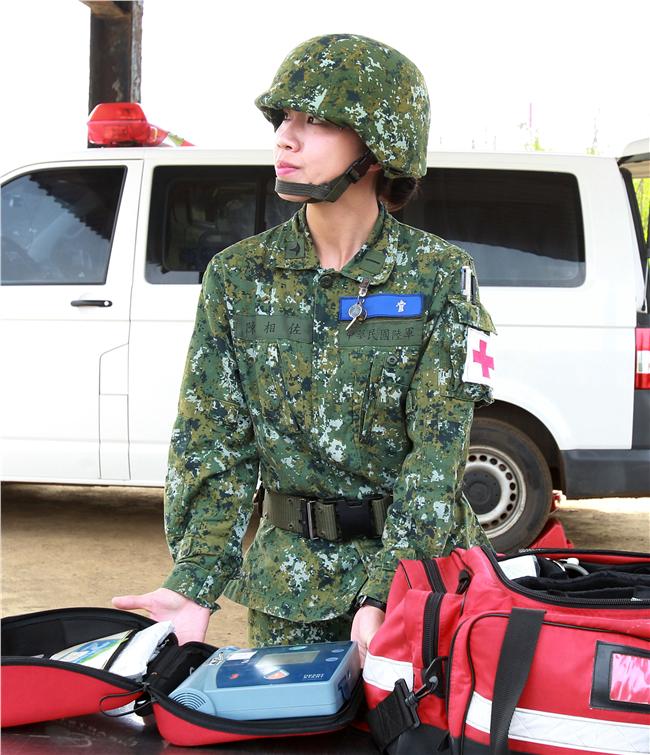 陸軍澎防部本部連醫務所少尉醫官陳相佐，受到軍人父親薰陶鼓勵投身軍旅，平時除照顧官兵健康，更是弟兄姊妹們醫療保健的諮詢好醫官。（記者邱榮吉/澎湖攝影）