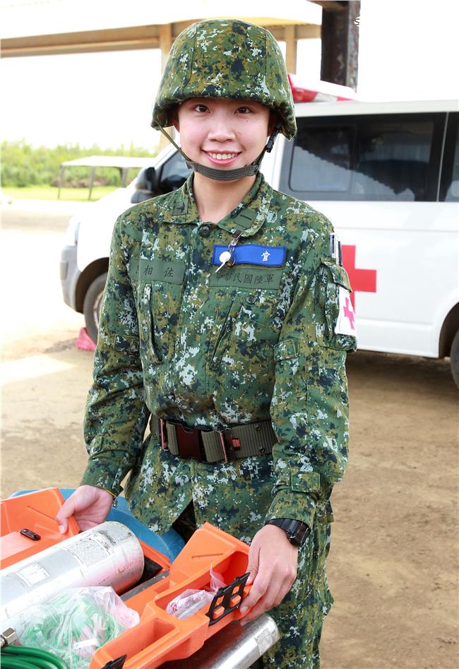 陸軍澎防部本部連醫務所少尉醫官陳相佐，受到軍人父親薰陶鼓勵投身軍旅，平時除照顧官兵健康，更是弟兄姊妹們醫療保健的諮詢好醫官。（記者邱榮吉/澎湖攝影）
