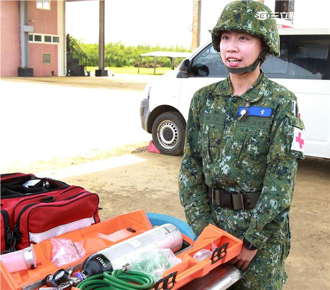 陸軍澎防部本部連醫務所少尉醫官陳相佐，受到軍人父親薰陶鼓勵投身軍旅，平時除照顧官兵健康，更是弟兄姊妹們醫療保健的諮詢好醫官。（記者邱榮吉/澎湖攝影）